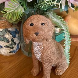 AS NEW
Attractive resin decorative ornament featuring brown colour sitting cockapoo dog 🐕 design, with a white chest. It is suitable for standing on any flat surface around the home & is sure to brighten up any room it is placed in. 😍
Measure: Approx 16cm high (sitting position)
Great gift idea for this owner, or fan for around the home or garden.
See all pics. Can post for extra….