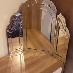 decorative mirror
comes with box
note : slight mark but doesn't notice(pic 3)
collection Uxbridge