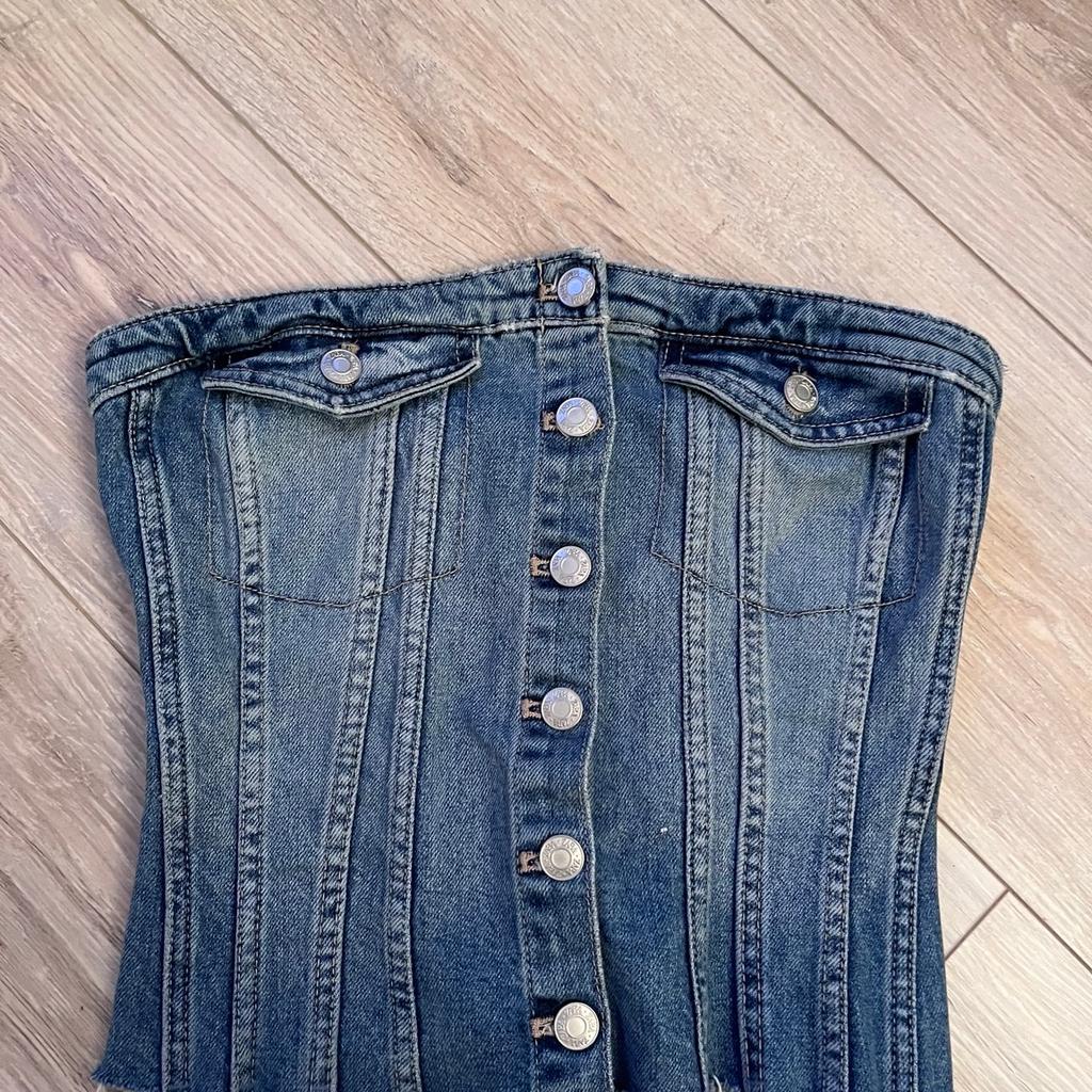 Biete hier mein Zara Bandeau Jeans Top an ♥️
In der Gr. M.
Mit Knöpfen zu schließen.
Stretchy.
Privatkauf: keine Garantie oder Rücknahme
