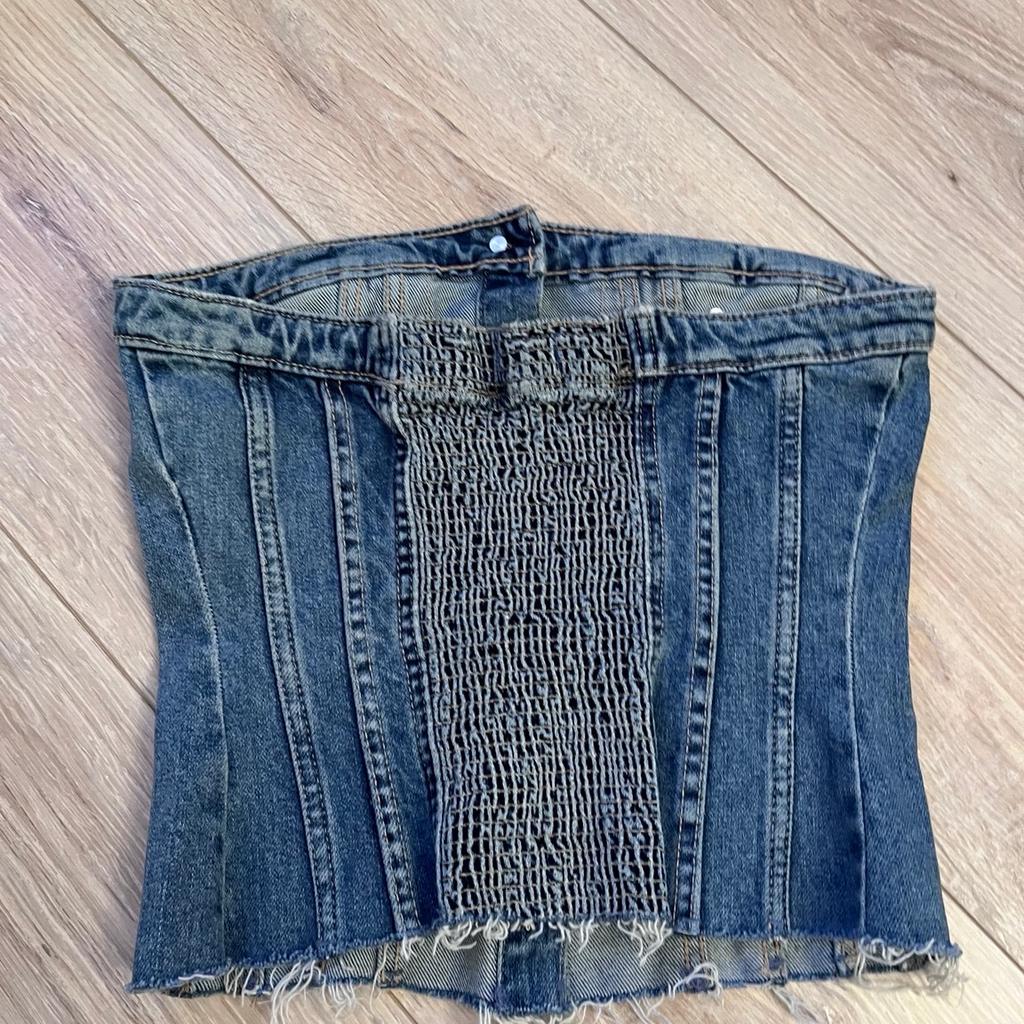 Biete hier mein Zara Bandeau Jeans Top an ♥️
In der Gr. M.
Mit Knöpfen zu schließen.
Stretchy.
Privatkauf: keine Garantie oder Rücknahme