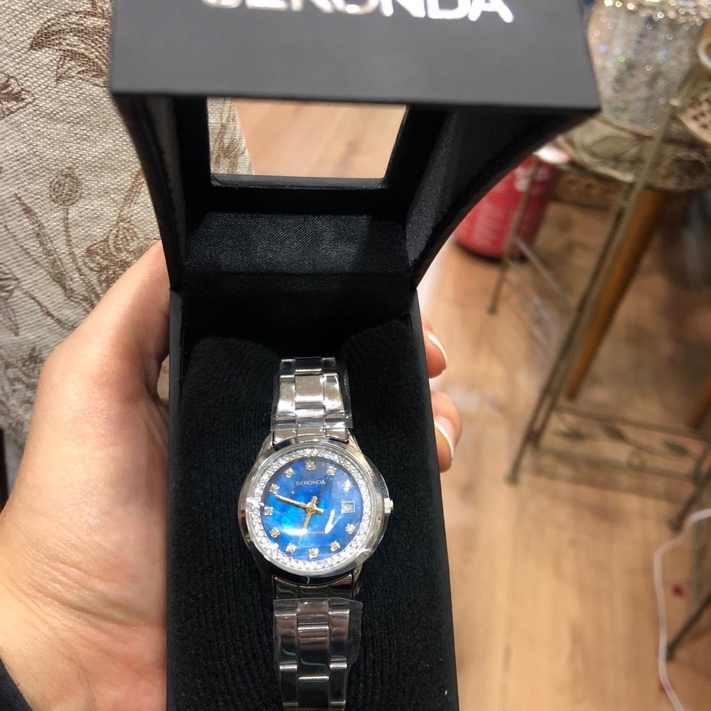 Holographic blue dial ladies Sekonda wrist watch. New, in original box and sticker we’d. Great bargain. Battery required