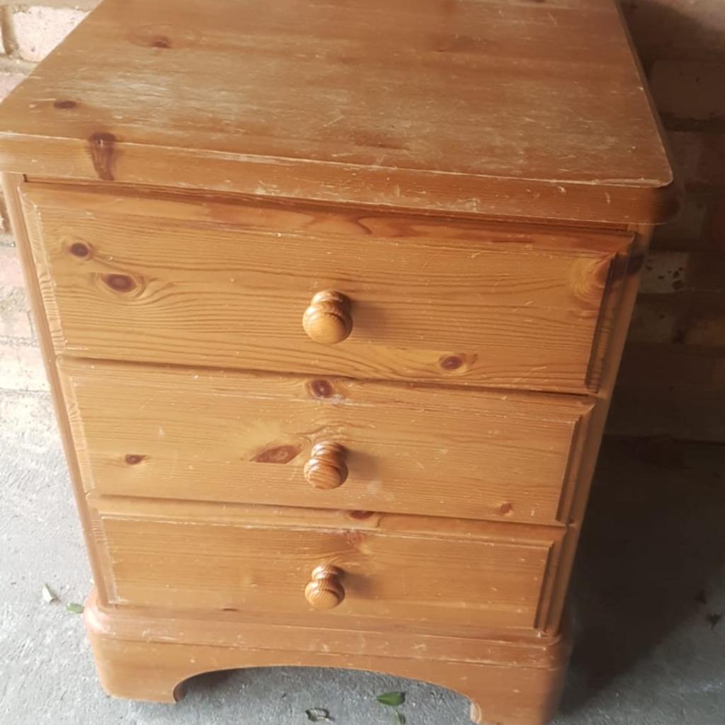 3 drawer bedside cabinet
Solid pine
very good condition