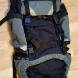 Trekking Rucksack mit 78 l Fassungsvermögen inklusive Hüttenschlafsack und Kulturbeutel zum Aufhängen sowie SIGG Trinkflasche