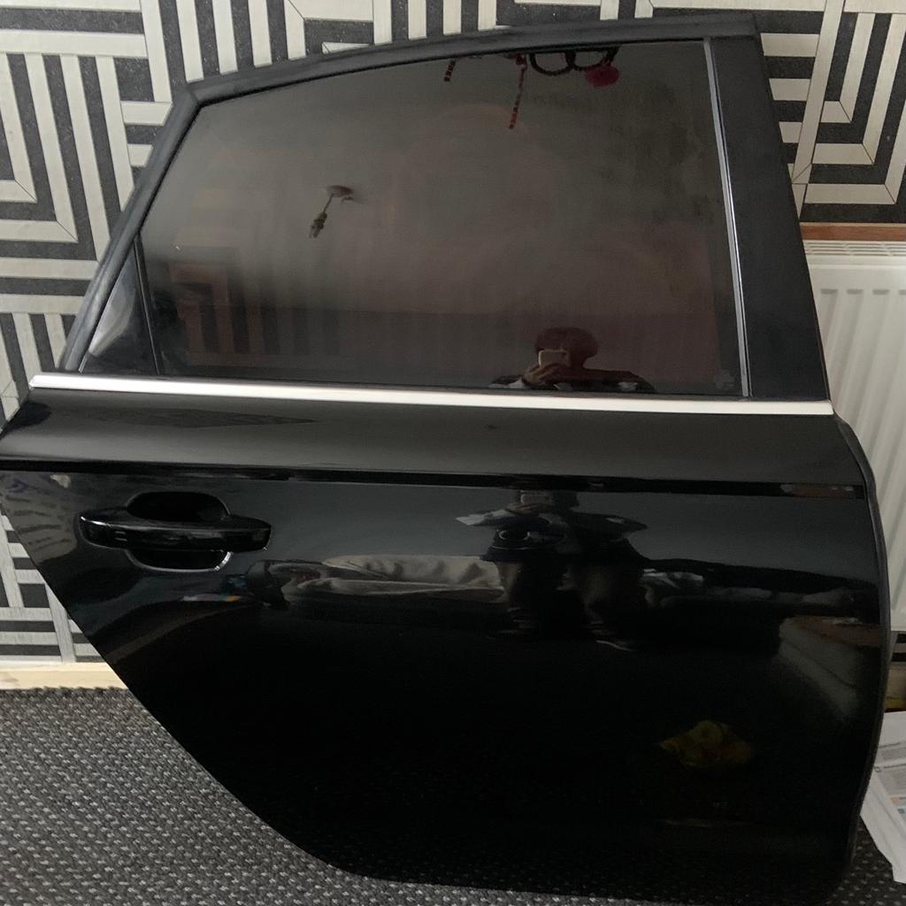 AUDI A6 DRIVERS SIDE REAR DOOR COMPLETE WITH GLASS DOOR PANEL AND ALL ELECTRICAL PARTS INCLUDING CRASH SENSOR FITS MODELS FROM 2012 to 2018 £150