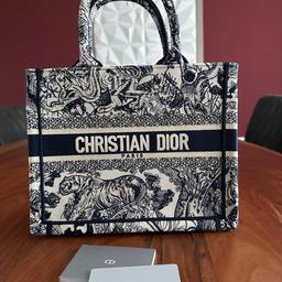Ich verkaufe hier meine wunderschöne Dior Book Tote Bag Toile de Jouy Reverse Stickerei in Blau und Weiß (26,5 x 21 x 14 cm). In einem sehr guten Zustand, ohne Gebrauchsspuren.
