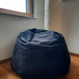 Bequemer Sitzsack, mit schwarzem, samtigem Stoff

Füllung: Styroporkügelchen

Privatverkauf, keine Gewährleistung.
#valentin