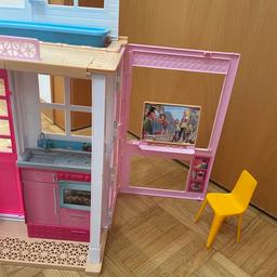 Tolles zusammenklappbares Barbie Haus.
Gut zum überallhin mitnehmen