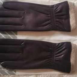 Brand new dark purple ladies gloves size 8.
Brilliant for a present or valantines day present.