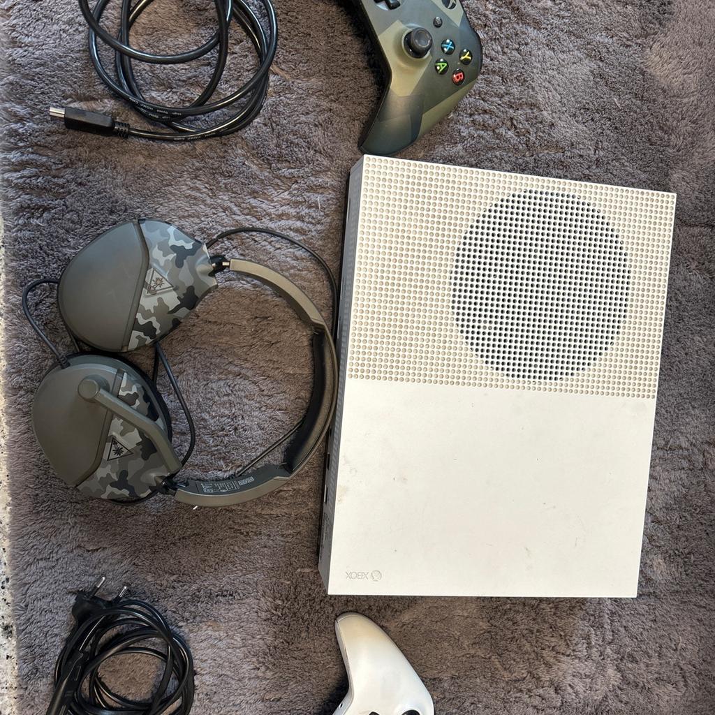 Xbox one s mit 500 gb, ein original Controller in weiß, ein Controller in Camouflage, ein Headset in Camouflage, Ladegerät und Kabel für den Fernseher.