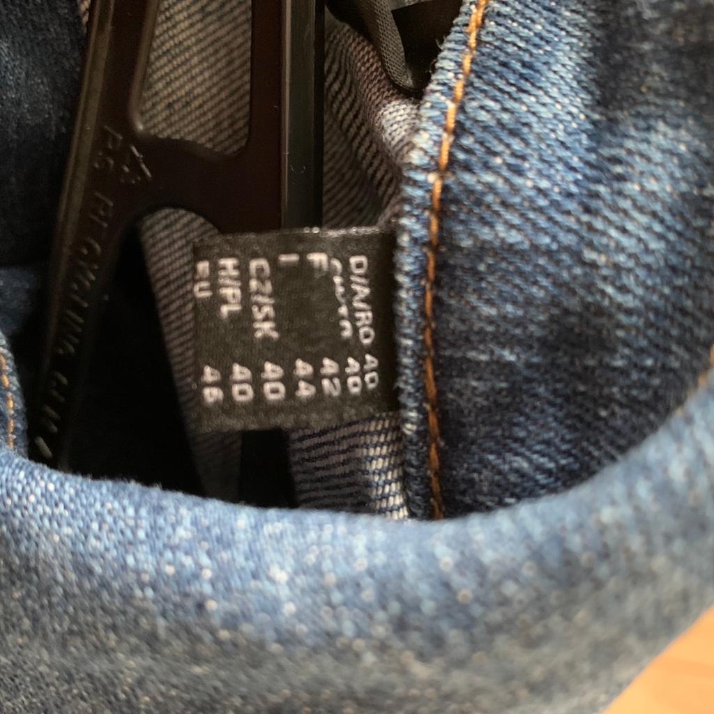 Ich verkaufe hier eine Jeansjacke von Woman by Tchibo.

Zustand: wie neu, wurde selten getragen
Größe: 40

zzgl. Versand möglich, nach Wunsch versichert oder unversichert.

Zahlung gerne per Paypal!