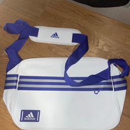 Adidas Tasche / Sporttasche
Unisex: Für Frau und Mann