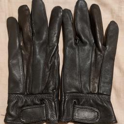 Women's Black Leather Gloves  Size S-M,  Will Last for Long and Look Good With Any Outfit. 
Excellent Quality Handwear. SELLING TO BUY FOOD .🙏