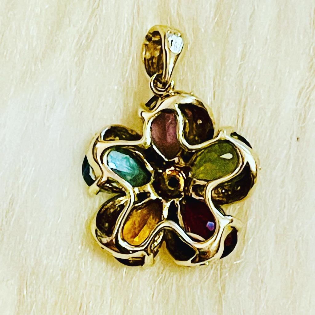 Beautiful 9ct Gold Flower Multicoloured Pendant Gemstones Amethyst, Topaz, Ruby, Citrine, Peridot, White Sapphire Centre & Diamond Clusters Surround Fully Hallmarked in Gift Box -/+1.5cm Diameter -/+2cm height to bale-/+2g weight

Ask me for buy it now!
Yes to Bundle Buys!

Item is in great condition, refer to photos. Not original gift box. Sold as seen basis! Not for fussy buyer as item is second hand. Smoke and Pet free home.

Clearing family stash, unwanted gifts and from my shopaholic days on Multiple platforms so First Pay First Served Basis! YES to Reasonable Offers! NO reservations/returns/combined shipping/meet-ups/swaps! Confirmation of order IS NOT confirmation of sale until FULL payment is received. Using recycled packaging

No refund once item is posted! Proof of postage receipt is available on request. Scammers’ll be reported to online fraudulent agency.

#eBayFinds #flower #diamonds #loveisland #9ct