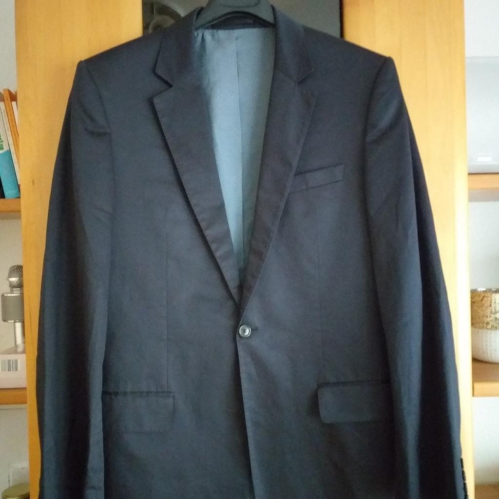 Sehr schöner HUGO BOSS Anzug, dunkelblau /schimmer, Gr.98, ( entspricht 50, Langgrösse,) Sakko & Hose,
bei Fragen gerne melden,
sehr guter Zustand,