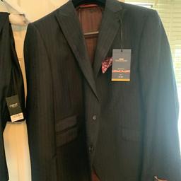 Next never worn slim fit Suit still tagged
Grey pinstripe next signature suit
Jacket with-pocket square RRP £130
Trousers RRP £69
Jacket 46L
Trousers 40 R
200 pound suit
Make me an offer