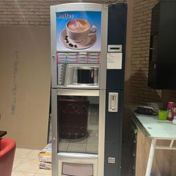 Saeco Combi Snack Kaffeeautomat Heißgetränkeautomat Getränkeautomat Snackautomat. Vending-Automat, der Kaffee und Heissgetränke, gleichzeitig aber auch Kaltgetränke und Snacks enthaltet. Becherkapazität max. 320 Becher Automatische Ausgabe von Bechern, Zucker (variable Menge) und Rührstäbchen Nach Ihrem Wunsch anpassbare Einstellungen (frei programmierbare Wahltasten) Im flexiblen Kühlteil können PET-Flaschen, Dosen, Snacks, Sandwiches und ähnliches verkauft werden! Zahlungssystem Münz Annahme. „Der Verkauf erfolgt unter Ausschluss jeglicher Sachmängelhaftung.“