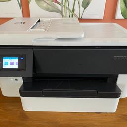 Der HP 7720 ist ein Drucker, Scanner, Fax und Kopierer in einem, ausgestattet mit WLAN und LAN, sowie mit Airprint, Duplex und automatischem Vorlageneinzug. Der Drucker wurde selten benutzt, funktioniert einwandfrei, ist optisch und technisch wie neu. Er druckt auf einer Vielzahl von Papiergrößen bis zu 29,7 x 42 cm (A3).

Ich gebe ihn aus Platzmangel ab, mein EDV-Raum muss einem Kinderzimmer weichen. A3-Papier wird mitgeliefert. Der Füllstand der Tintenpatronen ist aus den Fotos ersichtlich.

Der aktuelle Neupreis, sofern lieferbar, liegt bei ca. € 250,00. Eine Abholung wird bevorzugt, ein Versand wäre aber u.U. möglich (keine Originalverpackung).