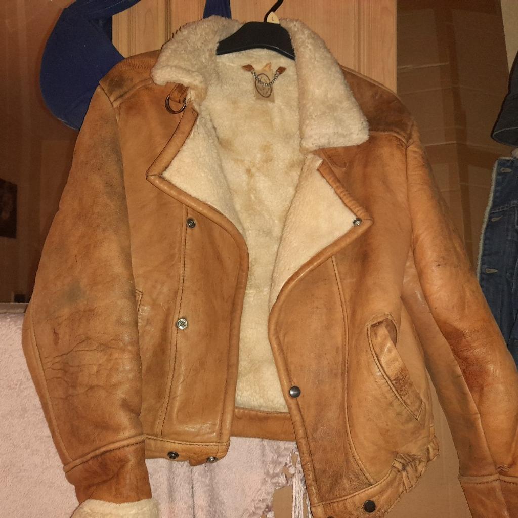 bought this meney years ago when I had my motorbike it is very warm isn't got signs off where on the jacket still got years of life in it its gone too small for me bit to fat to fit in it now old age spread 🤣👍