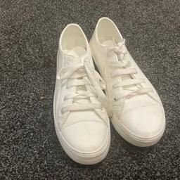 Used like new zudio men’s white tennis trainers size 9 v,good condition £7
Collection le5