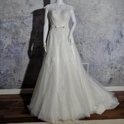 Modernes,romantisches Brautkleid aus Spitze und mit Strasssteinen bestückt.Das Kleid ist Creme Farben.Es hat eine kurze Schleppe.
Ich selbst bin 1,76cm.