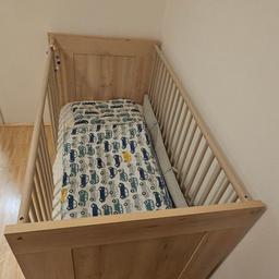 Verkaufe Gitterbett mit Matratze Polster Decke Umrandung.
Neuwertig 140×70
