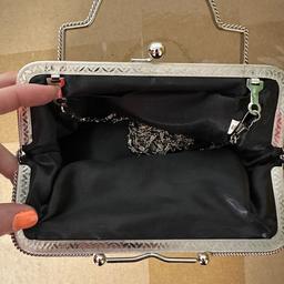 Kleine Handtasche Tasche Clutch schwarz mit Kette
Versand gegen Aufpreis möglich. 
Keine Garantie und kein Umtauschrecht!