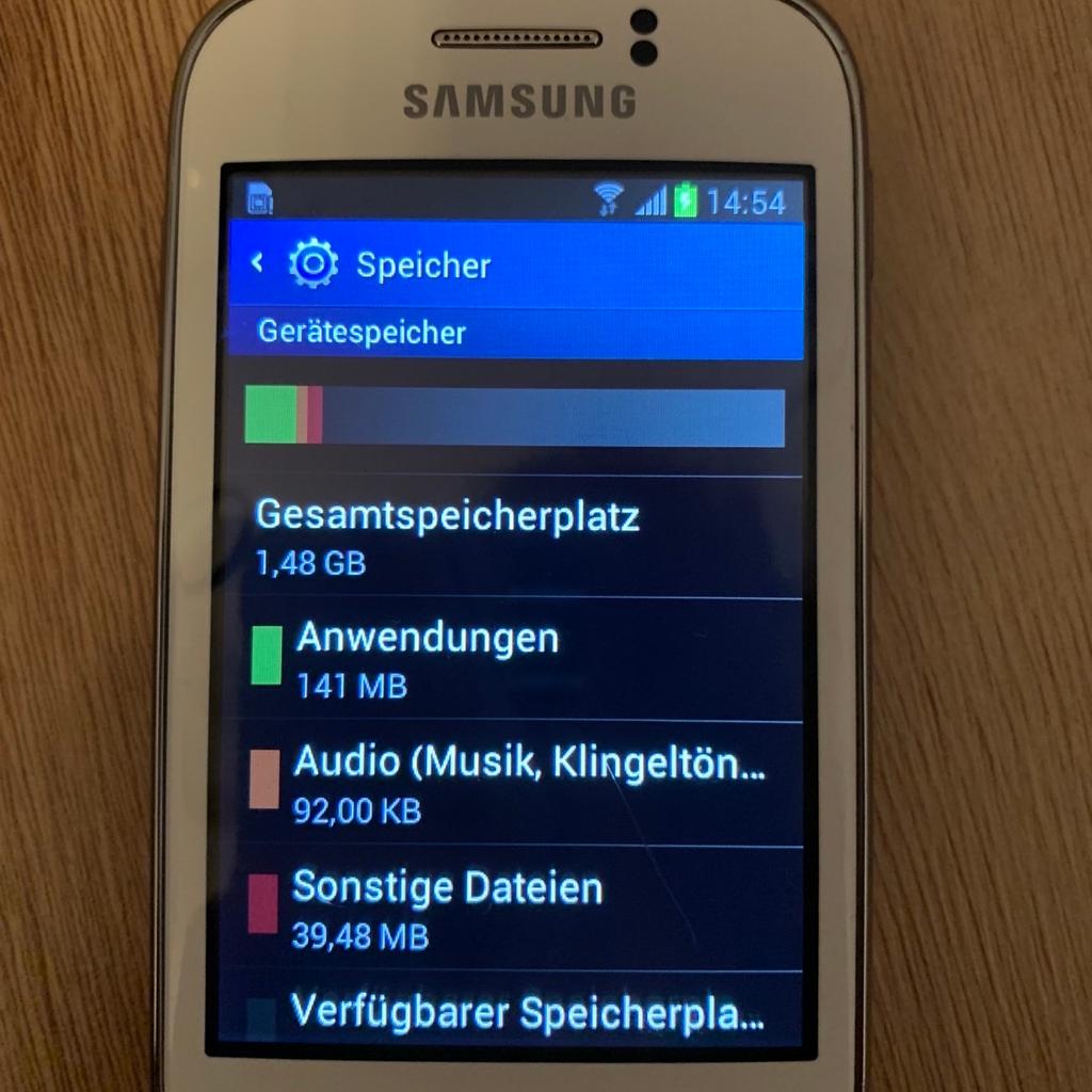 Ich verkaufe hier ein Samsung Galaxy Young.

Das Gerät ist funktionsfähig, nur der Home Button funktioniert nicht.

Modellnummer: GT-S6310N
Android-Version: 4.1.2
Produktabmessungen: 10,95 x 1,24 x 5,87 cm; 112 Gramm, 8,1 cm (3,2 Zoll) Touchscreen
Speicher: intern 1,48 GB, Micro SD Karte einlegbar
Akkulaufzeit: unbekannt, da das Handy schon länger nicht mehr in Betrieb war. Der Akku kann aber ganz einfach ausgetauscht werden, da die Rückseite des Handys abnehmbar ist.

Zustand: gebraucht, das Handy hat einige Macken, die die Funktionalität nicht beeinträchtigen. Beispiele siehe Bilder

Weitere Produktdetails siehe Bilder.

Geliefert wird nur das Handy in Originalverpackung, kein Zubehör wie Ladekabel etc.

zzgl. Versand möglich, nach Wunsch versichert oder unversichert.

Zahlung gerne per Paypal!