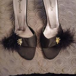 Cute slippers with diamante & feathery trimming. They have a small kitten heel that measures approximately 2 1/2 inches.
Can be worn with a LBD or alternatively just as a pair of slippers if you're feeling sassy!! 💃💃🏻💃🏼💃🏽💃🏾💃🏿
Size 7
Material: Textile/Synthetic and have a matt satin like finish.