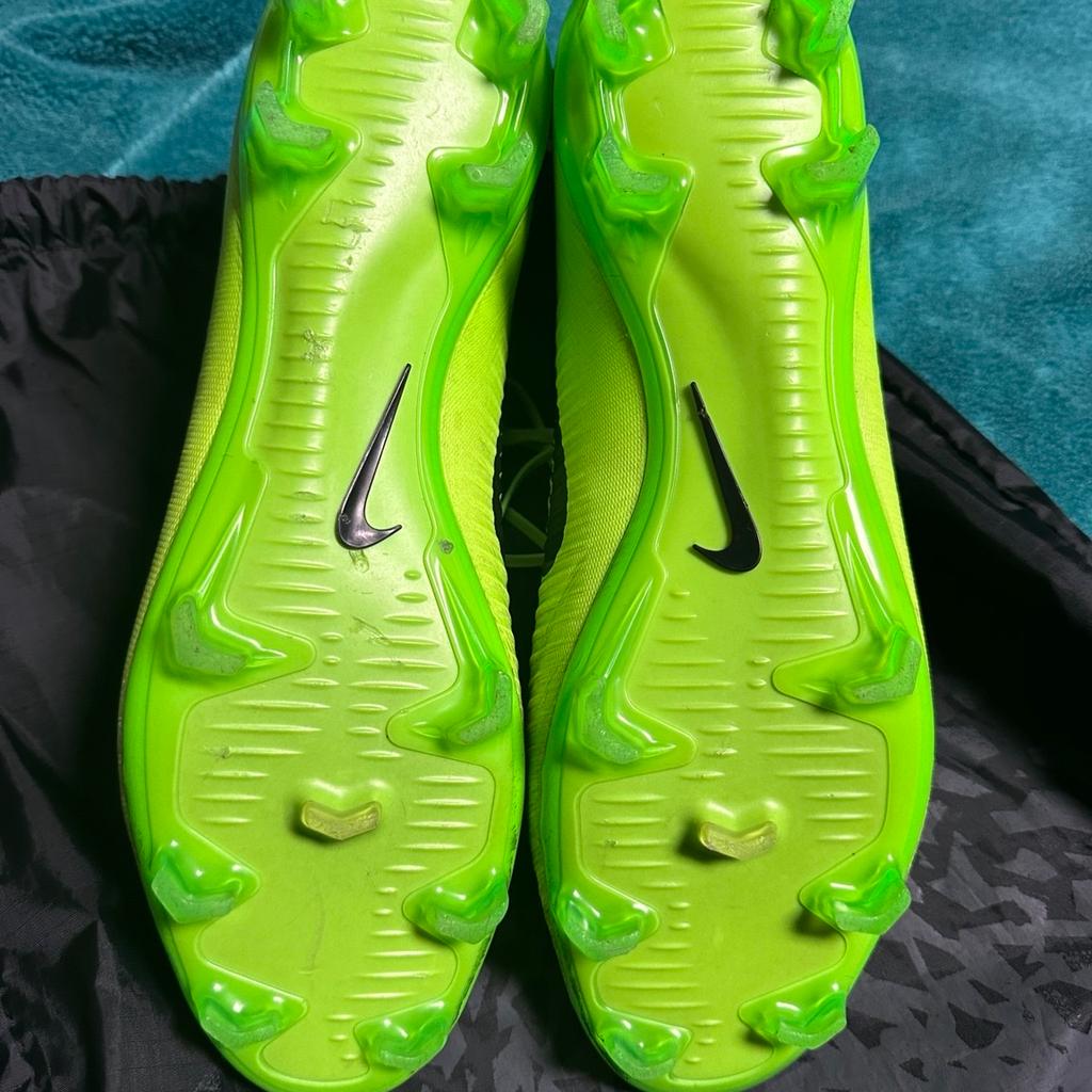 Nike football shoes in okay condition Green in colour size 7UK size. With bag