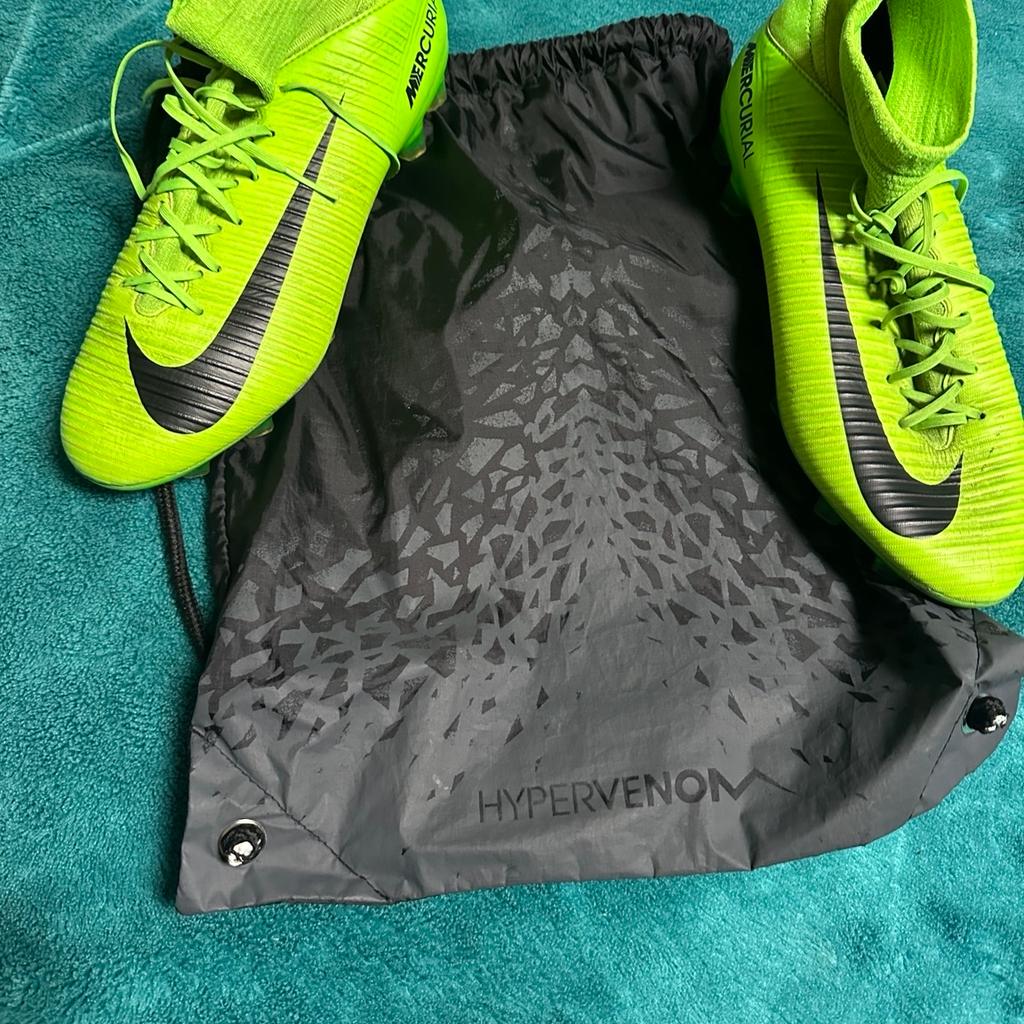 Nike football shoes in okay condition Green in colour size 7UK size. With bag