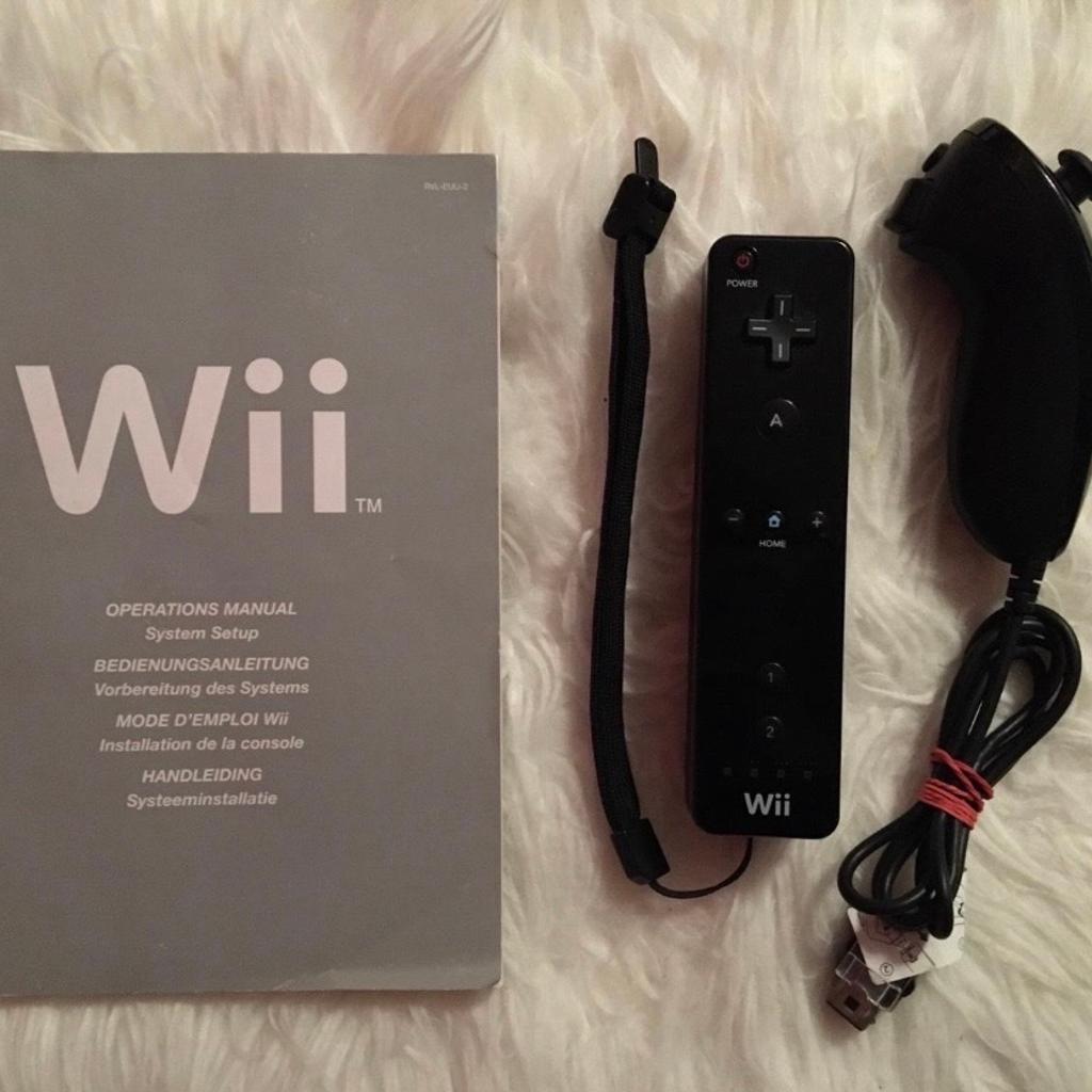 Nintendo Wii mit
-allen Kabeln
-Sensorleiste
-Standfuß
-Nintendo GameCube kompatibel
-Bedienungsanleitung
-1x Controller mit Handschlaufe
-1x Nunchuk

Nintendo Wii
-funktioniert
-gebraucht
(das Gehäuse weist ein paar Kratzer auf siehe Bild)
-schwarz

⚠️Versand gegen Aufpreis möglich⚠️

#valentin
