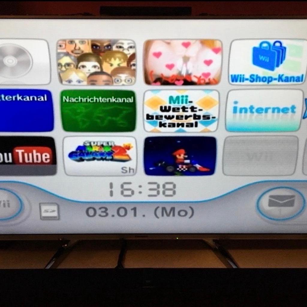 Nintendo Wii mit
-allen Kabeln
-Sensorleiste
-Standfuß
-Nintendo GameCube kompatibel
-Bedienungsanleitung
-1x Controller mit Handschlaufe
-1x Nunchuk

Nintendo Wii
-funktioniert
-gebraucht
(das Gehäuse weist ein paar Kratzer auf siehe Bild)
-schwarz

⚠️Versand gegen Aufpreis möglich⚠️

#valentin