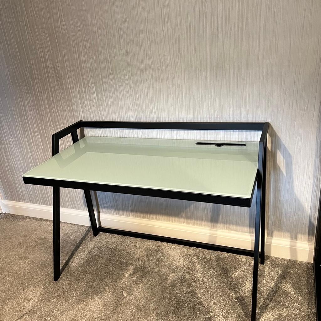 PRICE REDUCED !

Glass top desk
Metal frame
Slot cut out in glass for cables

Width 120cm
Depth 60cm
Height to glass surface 74cm
Height of metal frame 86cm

Has been dismantled
Easy to put together again

Excellent condition
Like new

Collection Only

#valentine