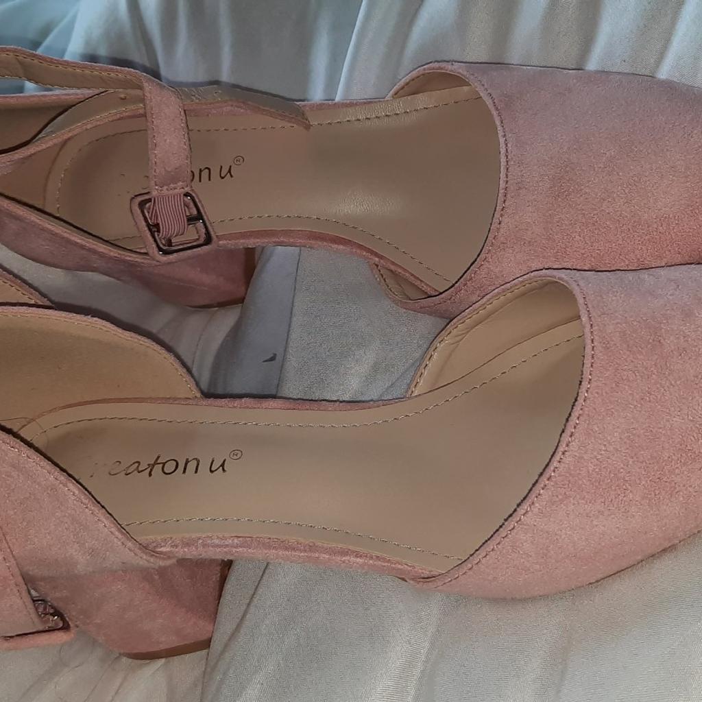 I have two pairs of these Pink blush small heeled shoes. Brought for wedding. Underneath is very lightly scuffed. main shoes in perfect condition. please take a look at my other items thxs 😊