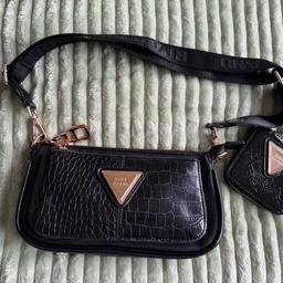 CROSS BODY HAND BAD FROM RIVER ISLAND WITH DETACHABLE PURSE ON STRAP

IN VERY GOOD CONDITION 

OPTION TO HAVE ITEM DELIVERED OR COLLECT FROM SOUTH WEST DENTON