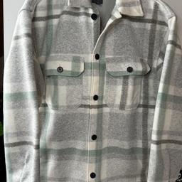 Top Zustand
Nie getragen

H&M dickes  Fleece Hemd - kann als Jacke verwendet werden