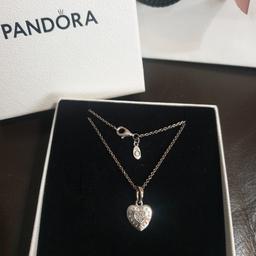 pandora signature heart pendant necklace in good used condition
chain is 45cms
selling as I dont wear it anymore