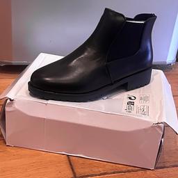Ladies Chelsea boots colour black sizes available are2 pairs of size 5 and 2 pairs of size 6 all brand new and come in boxes £10 a pair#Valentine