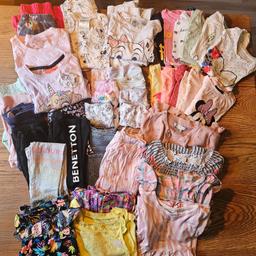 Kleiderpacket für Mädchen in Größe 86-98/104
Marken: H&M, Ernstings Family, C&A, Levis, Benetton, Kik, Primark 
enthalten ist...
-Pyjamas 
-Unterhosen 
-T-Shirts
-Leggins 
-kurze Hosen 
-Kleider
-Jumpsuite
-Strickjacke