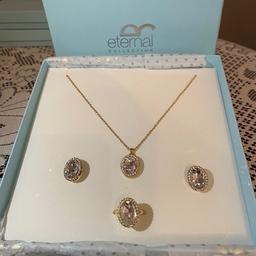 Eternal collection
Yellow metal necklace with matching earrings for pierced ears and ring