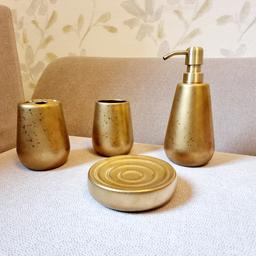 4-teilige Set für Badezimmer aus Keramik, vergoldet. 

Neu

Versand gegen Aufpreis