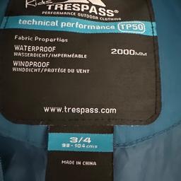 Trespass girls winter coat.
The colour is a petrol blue.
Quilted with cold-heat insultaion.
Waterproof and windproof TP50
Full length zipper
Two pockets and one inside pocket.
Hood has press studs, to keep folded down and can unzip for when not in use.

STILL FULL PRICE IN TRESPASS SHOPS