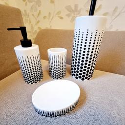 4-teilige Set für Badezimmer aus Keramik.
Neu

Versand gegen Aufpreis