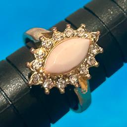 Oval Cut Ring - Boxed - Size 6/M
Bling - But Delicate :
Semi - Precious / Oval Cut - Pale Pink Stone
With Cubic Zirconia Halo ( Rrp £19.99 ) In Box .
Other’s Available - Based Leatherhead
Or Can Post .
On Other Sites .
Grab Yourself A Bargain !
£2.99