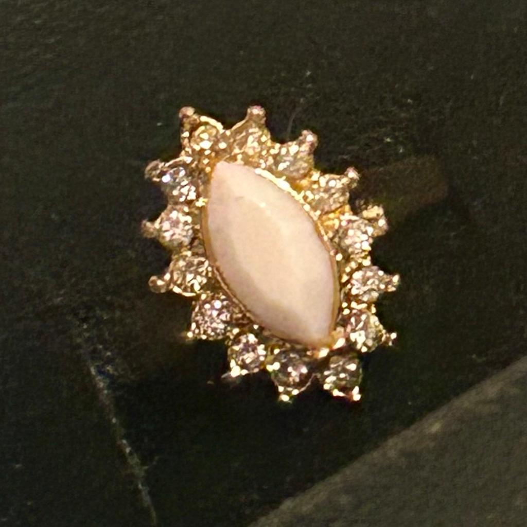 Oval Cut Ring - Boxed - Size 6/M
Bling - But Delicate :
Semi - Precious / Oval Cut - Pale Pink Stone
With Cubic Zirconia Halo ( Rrp £19.99 ) In Box .
Other’s Available - Based Leatherhead
Or Can Post .
On Other Sites .
Grab Yourself A Bargain !
£2.99