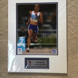 Signed Kelly holmes picture from 2012 Olympics , number 107 of 500 prints 

Total size 28cm x 35.5cm, including white border around photo 

Cash on collection please, no offers , collection from IG7 5HA