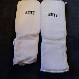 Karate Leg and foot pads - white

Make - Blitz
Size - Large

Collection Only