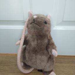 #valentine
Scabbers from Harry Potter. Velcro paws so can put paws together or hold tail. Lovely condition as just been on shelf. some discoloration behind ears (see photos). Wizarding World.