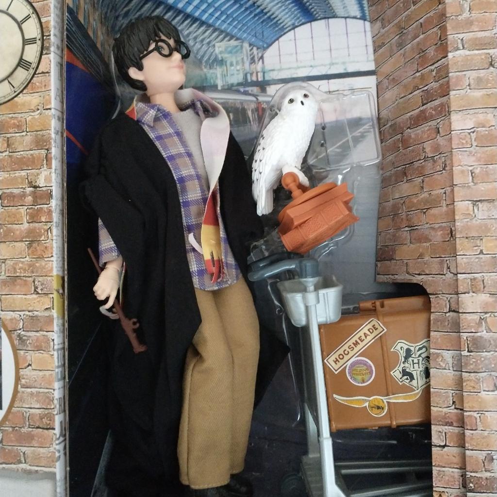 #valentine
Harry Potter doll with suitcase, trolley, Hedwig figure. In original box. Removed from box but never really played with. Harry still got elastic band around wrist and wand.