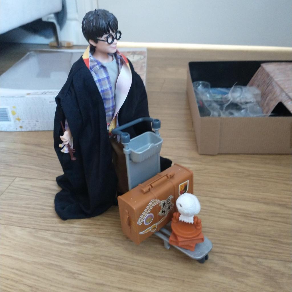 #valentine
Harry Potter doll with suitcase, trolley, Hedwig figure. In original box. Removed from box but never really played with. Harry still got elastic band around wrist and wand.